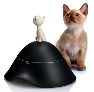 Modern and playful Italian designed cat bowl on www.BarkandSwagger.com